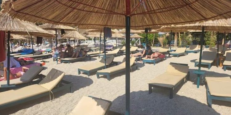 “Yyy racë r*psha, i dini dele shqiptarët”! Gazetari i njohur shpërthen i revoltuar dhe e lëshon gojën keq: I mbani vetë shezlongët bosh se…!