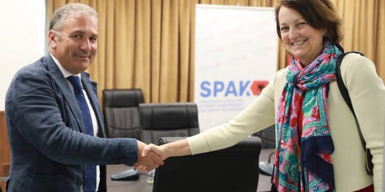 A solli numri 2 i DASH dosjen e Sali Berishës? Diplomatja Johnson mbledh krerët e SPAK dhe BKH, priten “prerje kokash” në radhët e politikanëve