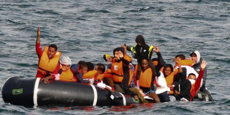 E tmerrshme! Me gomone drejt Anglisë: Shpëtohen nga mbytja 48 emigrantë, shumica shqiptarë