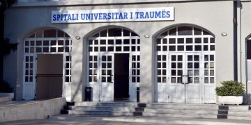 VIDEO/ Pamje nga Spitali Ushtarak! I moshuari te trauma: Vendos unazën e martesës tek organi gjenital sepse martesa kishte mbaruar: Mjekët ia heqin me gur fleksibël