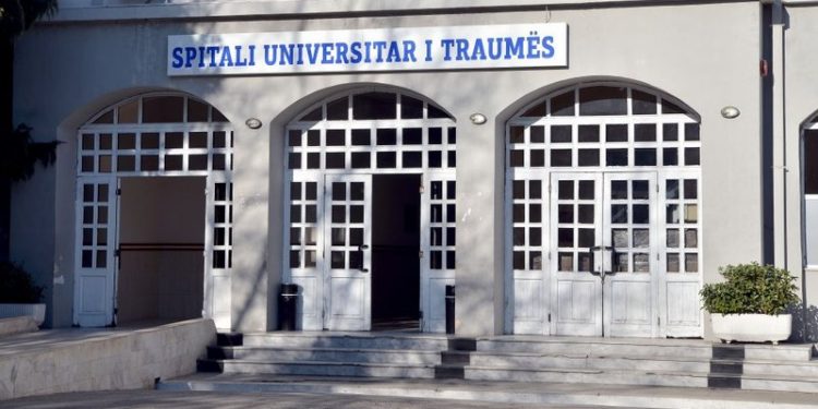 VIDEO/ Pamje nga Spitali Ushtarak! I moshuari te trauma: Vendos unazën e martesës tek organi gjenital sepse martesa kishte mbaruar: Mjekët ia heqin me gur fleksibël