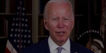 Mijëra shqiptarë surprizohen nga mesazhi që vjen nga Amerika, ndërsa festohej në sheshin “Skënderbej”