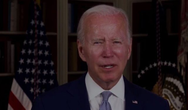 Mijëra shqiptarë surprizohen nga mesazhi që vjen nga Amerika, ndërsa festohej në sheshin “Skënderbej”