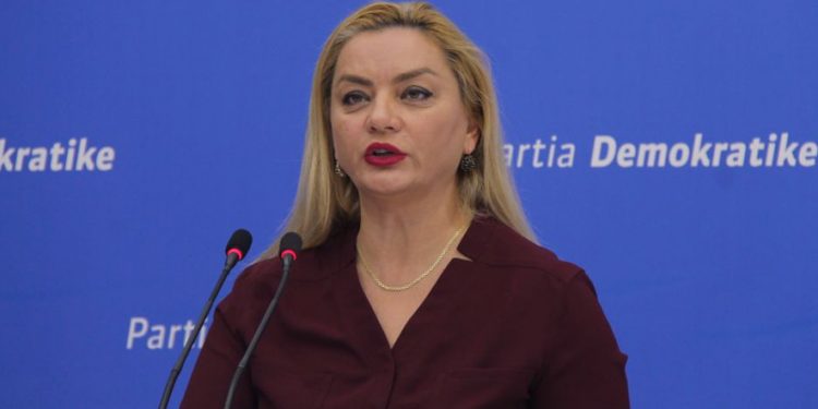 Çështja e Berishës non-grata s’ekziston: Protesta i dha përgjigjie Amerikës! Albana e “non Bijes” me shokë e shoqe mposht “imperializmin” amerikan