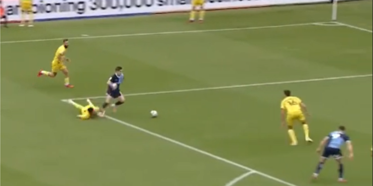 VIDEO/ Lionel Mesi? Jo është Anis Mehmeti! Lojtari e Shqipërisë e nis me gol në Angli, i merr “zvarrë” të gjithë