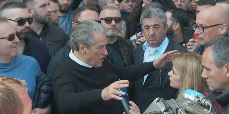 E kanë kapur për lidhje terrorizmi me… : “Amerika e di mirë kush është ai! Avokat nxjerr sekretin: Kush e kërcënoi dje Sali Berishën?!