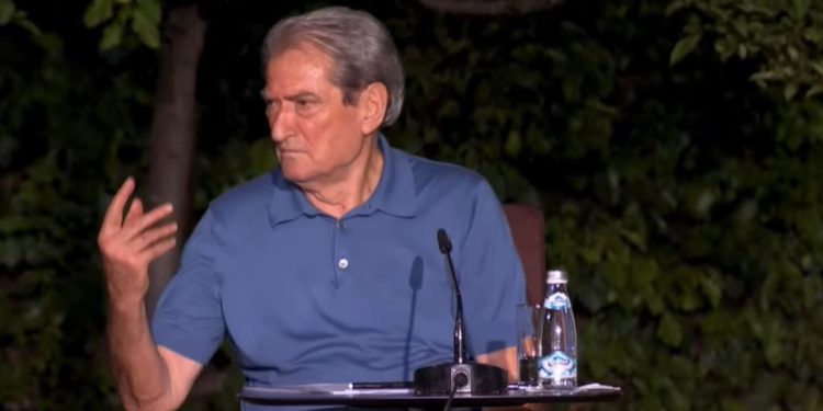 Berisha flet broçkulla para inelektualëve të “pjerdhur” që e ndjekin! Mbron Fazlliçin dhe sulmon Britaninë: Shpallet fajtor një i pafajshëm dhe ai faj përdoret për të më sanksionuar mua!