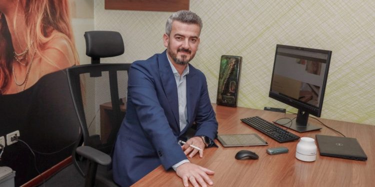 E vërteta e IQOS, ndalohet në SHBA, Lorent Gordi e reklamon produktin e vdekjes si shpëtim në Shqipëri, cigarja pa tym shkatërron mushkëritë si ajo me djegie