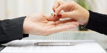 Nisma e re: Çiftet që kërkojnë divorcin mund të ndahen te noteri! Ja si do shmanget gjykata