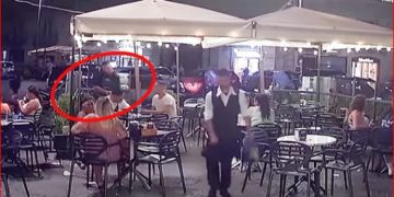 VIDEO/ Çmenduri në qendër të Napolit! Grabitësi i vë armën në kokë turistit, i merr orën dhe ia kthen për 5 minuta: Është false, s’ia vlen