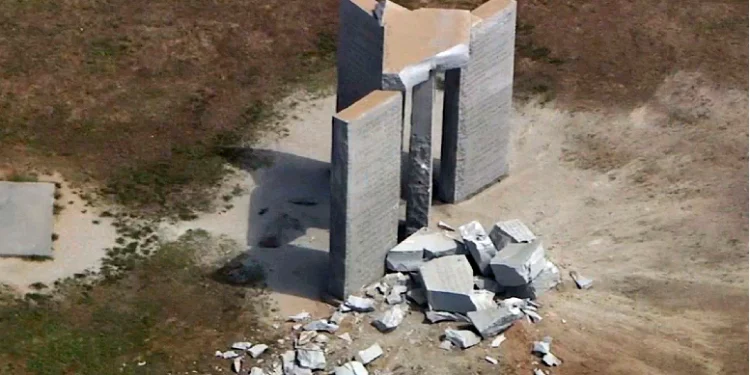 Shpërthimi i monumentit misterioz në SHBA shton zërat se ‘Zoti goditi gurët satanikë’
