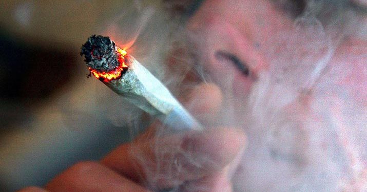 Çuni i Fatos Nanos pi hashash në zyrën e Agjencisë së Investimeve që drejton, disa dashnore brenda institucionit