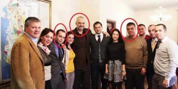 Shtrëngojeni dorën! Nëse i varni ujqërve mëlçitë në qafë, nuk jeni i pafajshëm zoti Rama