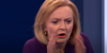 VIDEO/ “O Zot i madh”! Ndërpritet debati mes dy kandidatëve për kryeministër në Britani: Moderatores i bie të fikët