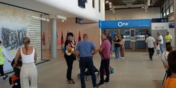 Udhëtarët nga Kosova mbajnë gjallë aeroportin e Kukësit