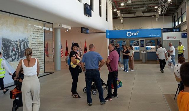 Udhëtarët nga Kosova mbajnë gjallë aeroportin e Kukësit