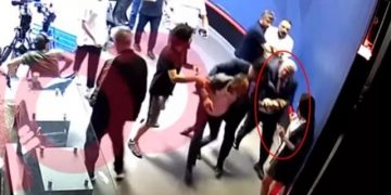 VIDEO që po ‘thyen’ rrjetin/ Degjeneron keq situata, studio e TV kthehet në “ring boksi”: Deputeti rreh pa mëshirë gazetarin, i vjen në ndihmë edhe truproja e tij, arrestohet!