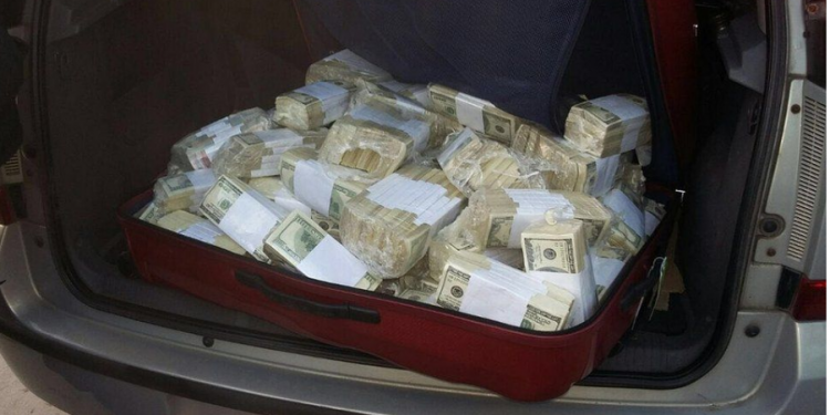 Djalit të politikanit të njohur i kapet një shumë e madhe parash në makinë të fituara në kazino me hile, në bashkëpunim me kuperin