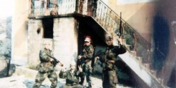 Shihni kriminelët serbë me uniformë të UÇK-së duke djegur shtëpitë e shqiptarëve