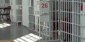 “Më ktheni në burg, nuk e duroj dot më të dashurën e babait”! 40-vjeçari habit me kërkesën për policinë pasi e lanë në arrest shtëpie