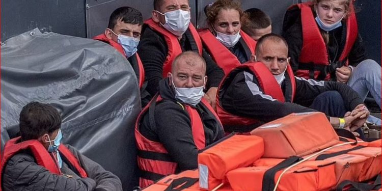 “Një nxënës në Shqipëri kur e pyet për të ardhmen të vizaton gomonen me flamur anglez”?! Media britanike: Kukësi , “Londra e vogël”! Ja cilat janë 9 bandat që po trafikojnë shqiptarët