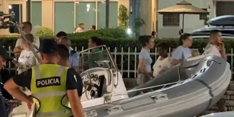 Gomonia përplas një makinë në rrugë në Shëngjin, shpëtojnë mrekullisht kalimtarët