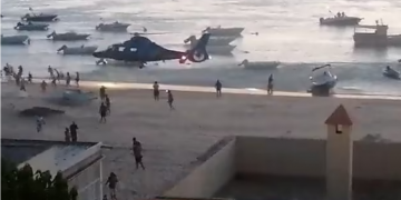 VIDEO/ Varka me kanabis përplaset në breg, njerëzit sulen për të vjedhur drogën. Policia i largon me helikopter