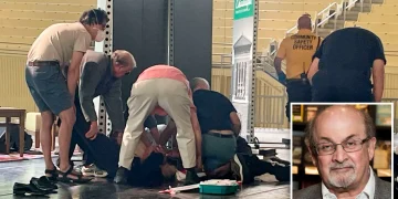 VIDEO/ Selman Ruzhdie, shkrimtari nobelist i “dënuar” me vdekje nga myslimanët,   sulmohet me thikë në mes të skenës