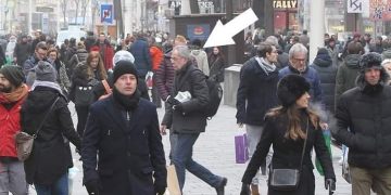 Presidenti i Austrisë, që shkon në punë me bukë me vete dhe në këmbë…