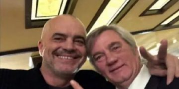 A ndjehesh i vlerësuar nga ky vend? Zef Deda nuk përmban lotët! Nga ëndrra për imitim të legjendarit Charli Chaplin te ‘Kunati i shokut Xhemal’