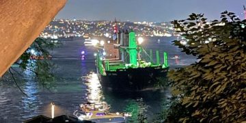 FOTOT/ Panik në Stamboll! Anijes së nisur nga Ukraina i bllokohet timoni në lëvizje në ngushticën e Bosforit: Qytetarët mbajnë frymën të tmerruar