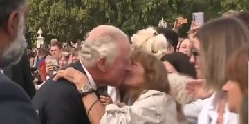 VIDEO/ Gruaja puth Mbretin Charles për ta ngushëlluar: Dukej i trishtuar, ai është i përsosur