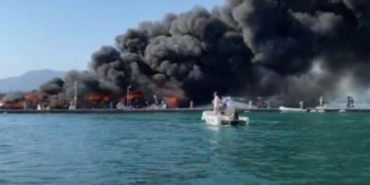 Video/ Shtëllunga të mëdha tymi dhe flakë: Çfarë po ndodh në Korfuz?!