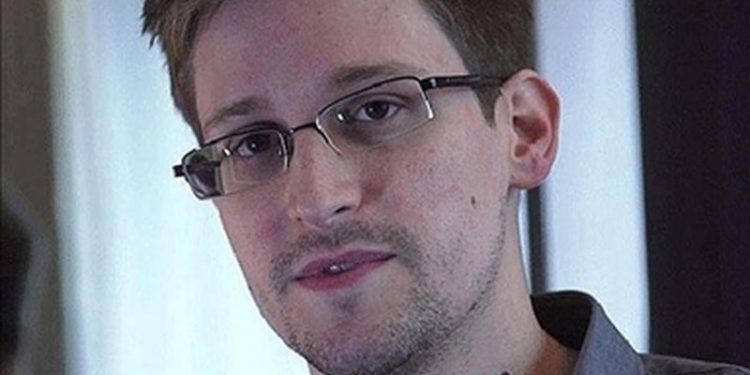 Rusia i jep nënshtetësinë “spiunit” amerikan Edward Snowden