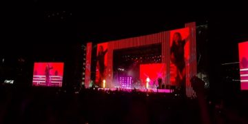 Kuq e zi mes Tiranës, Rita Ora elektrizon skenën në sheshin “Skënderbej”(Video)
