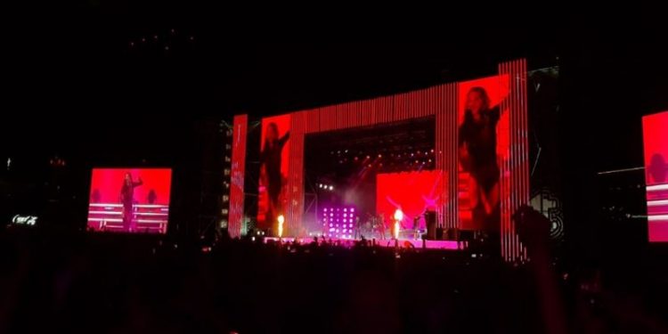 Kuq e zi mes Tiranës, Rita Ora elektrizon skenën në sheshin “Skënderbej”(Video)