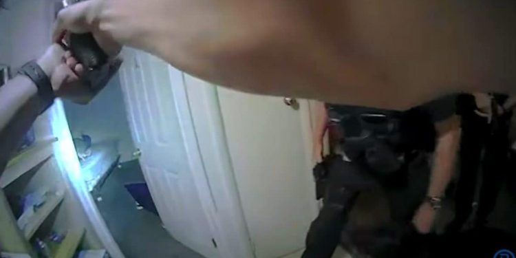 Video e re shokuese nga SHBA: Oficeri i policisë vret 20-vjeçarin afrikano-amerikan të paarmatosur në shtratin e tij
