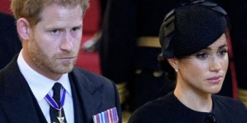 Skandal pas mureve të Pallatit Mbretëror: Harry dhe Meghan përjashtohen nga darka shtetërore