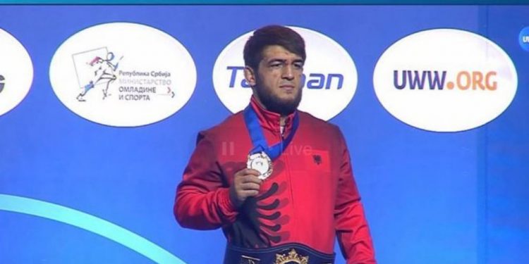 Kampion bote me fanelën kuq e zi Abakarov: Ëndrra ime u bë realitet!