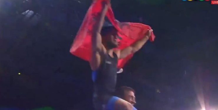 HISTORIKE/ Ngrihet flamurin kuqezi në Beograd, Shqipëria ka një kampion bote (Video)