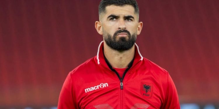 Ia vë fajin të rinjve që nuk ndiejnë fanellën: Ja gafat e Elseid Hysajt me Shqipërinë në “finalet” e Kombëtares