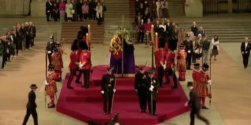 Shihni momentin kur rojes mbretërore i bie të fikët pranë arkivolit të Mbretëreshë Elizabeth (Video)