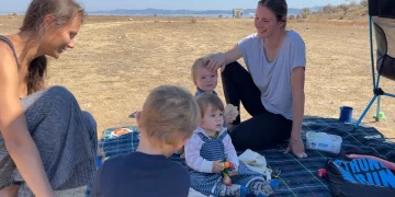 Të huajt nuk ikin nga Vlora! Plazhet e egra janë të mbushura me pushues perëndimorë