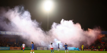 VIDEO/ “Të jesh duke humbur 8-0 dhe të bësh spektakël me tymuese”! Tifozët e Vllaznisë lënë mbresa në shtëpinë e Chelsea