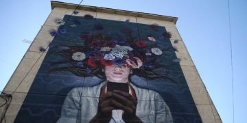 Muralja më e mirë në botë? U realizua mbi një pallat të vjetër në Tiranë, shpallet finaliste