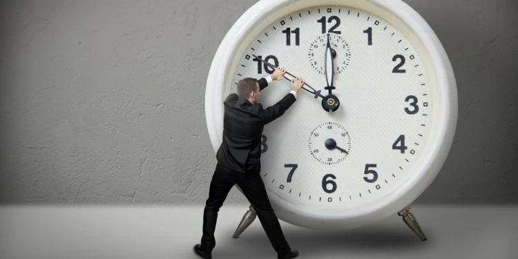 Këtë fundjavë ndryshon ora, mësoni se si lëvizin akrepat