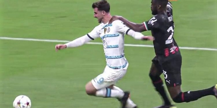 VIDEO/ Ishte apo jo? Polemika të mëdha për kartonin e kuq të Tomorit kundër Chelsea