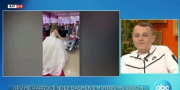 Nuk ecën dot që 3 vjeç, karrigia me rrota s’e pengoi ta “ndizte” në dasmën e së motrës