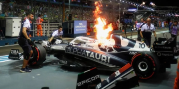 Tmerr e panik në “Formula 1”! Makina përfshihet nga flakët, piloti shpëton mrekullisht në momentin e fundit (VIDEO)