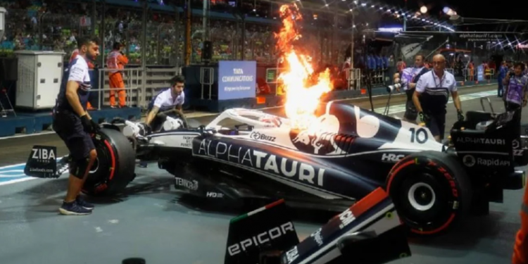 Tmerr e panik në “Formula 1”! Makina përfshihet nga flakët, piloti shpëton mrekullisht në momentin e fundit (VIDEO)